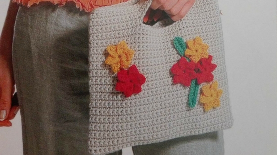 Bolso de mano adornado con flores de colores