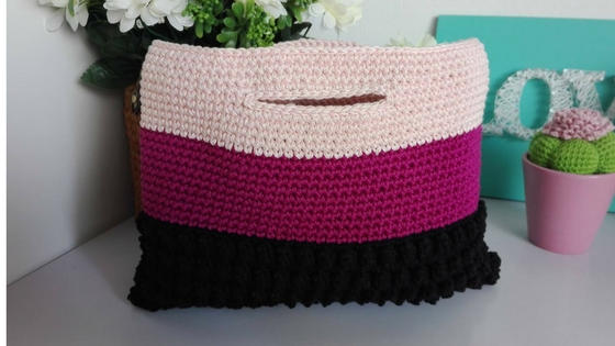 Bolso de mano a crochet en tres colores