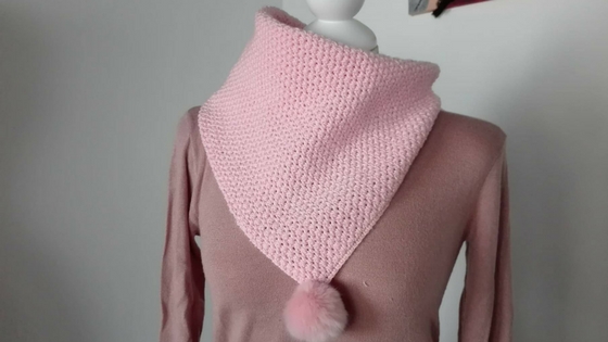 Cuello en pico rosa, con decoración de pompon