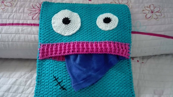 Cojín monstruo guarda pijama en crochet