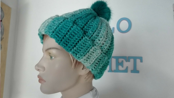 Gorro Lady azul matizado con pompón tejido a crochet