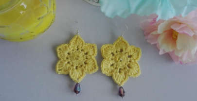 Pendientes tejidos a crochet con flor