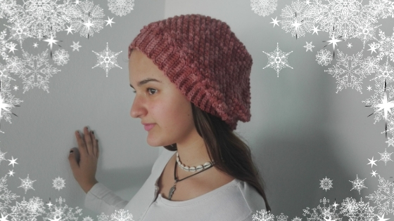 Gorro caído tejido a crochet en punto fresa o punto frambuesa